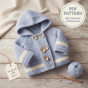 Può includere: Un cardigan all'uncinetto azzurro con cappuccio, tre bottoni in legno e strisce color crema sulle maniche e sull'orlo. Un'etichetta riporta la scritta Handmade with Love e un grafico circolare indica PDF PATTERN PDF INSTANT DOWNLOAD. Gomitolo e uncinetto inclusi.