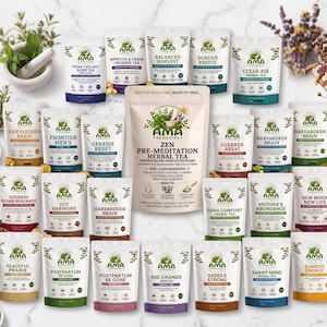 Puede incluir: Una colección de veinticinco bolsas de té de hierbas Ama Remedies de varios colores, con una bolsa central grande de té Zen Pre-Meditation. Cada bolsa muestra el logotipo de la marca, el nombre del producto y los ingredientes en etiquetas blancas.