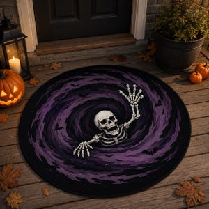 Puede incluir: Una alfombra redonda con una ilustración gráfica de un esqueleto blanco emergiendo de un vórtice arremolinado de color morado y negro. El diseño incluye pequeñas siluetas de murciélagos negros dispersas por el patrón oscuro del fondo.