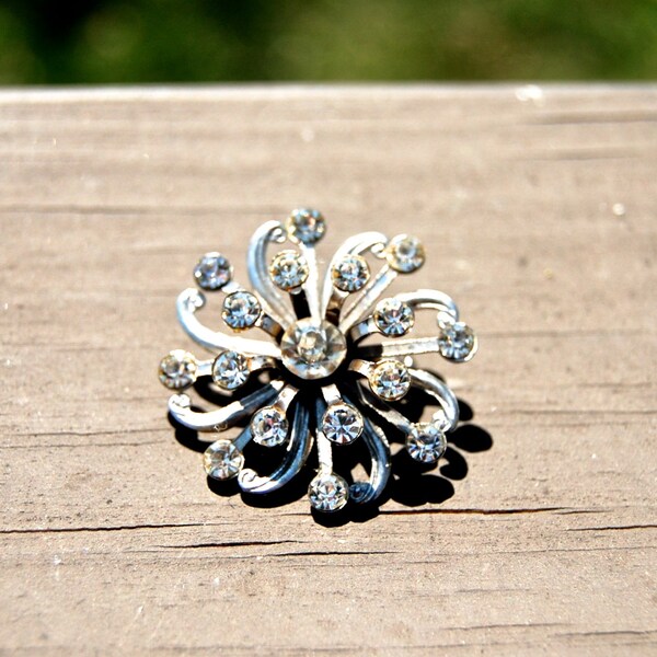 SALE Snowflake Brooch . Vintage Scatter Pin