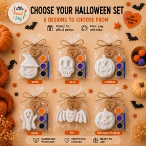Peut inclure: Six kits de peinture sur le thème d'Halloween dans des sachets en plastique transparent, contenant chacun une figurine en céramique blanche, trois petits pots de peinture orange, violette et noire, et un pinceau. Les formes incluent sorcière, crâne, citrouille, fantôme, chauve-souris.