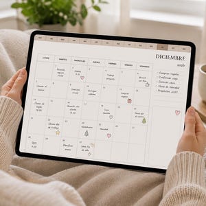 Puede incluir: Una tableta digital que muestra un calendario mensual para diciembre de 2026. La pantalla presenta una cuadrícula con texto en español para los días de la semana y el mes, incluyendo notas manuscritas, iconos y una lista de tareas.