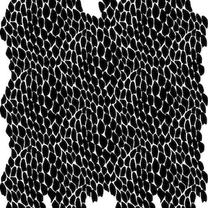 Könnte beinhalten: Ein sich wiederholendes Muster aus massiven, schwarzen, tropfenförmigen Elementen, die in einer dichten, überlappenden Formation angeordnet sind. Das Design weist einen gezackten, unregelmäßigen Rand oben und unten auf und erzeugt einen schuppenartigen Effekt.