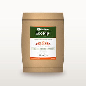 Peut inclure: Un sac en papier brun contenant du remplissage en granulés bioplastiques EcoPip. L'étiquette affiche le logo EcoToys, le texte Play today. Return to nature tomorrow., une illustration de granulés orange et un poids net de 453 g.
