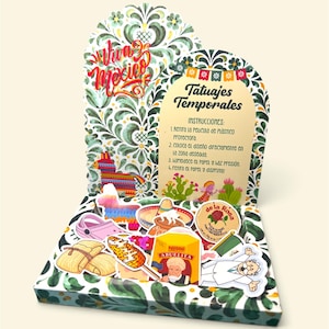 Puede incluir: Una caja expositora con tatuajes temporales con un patrón floral verde. El panel trasero muestra el texto Viva Mexico y Tatuajes Temporales con instrucciones. Los tatuajes incluyen imágenes de una piñata, elote, un sombrero y chocolate Abuelita.