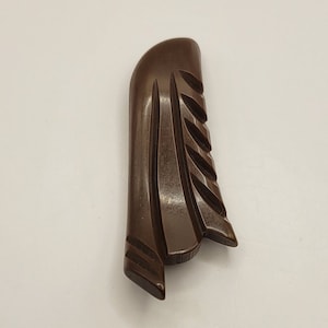 Clip pour robe en bakélite sculpté marron vintage - clip pour pull en plastique marron des années 1930 - cadeau pour elle - clip pour robe vintage - bijoux en bakélite-K # 520