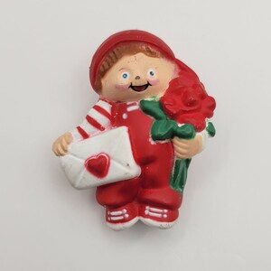 Pin vintage de repartidor de San Valentín: joven sonriente con tarjeta de San Valentín y ramo de rosas. Joyería para San Valentín. K#354