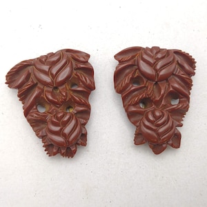 Paire assortie antique des années 1930 de clips de robe en plastique bakélite sculptés de conception florale marron-accessoire antique cadeau de collection-K #674