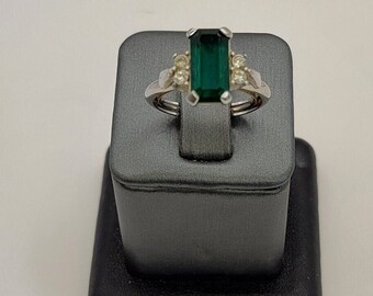 AVON Vintage Green Stone Ring - Silver Tone Ring Item K # 886