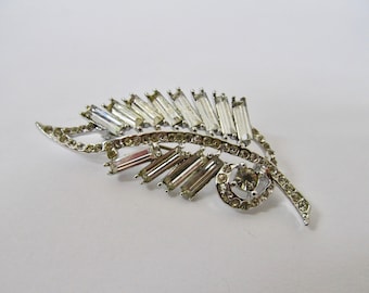 Vintage Sparkling Rhinestone Leaf Pin Item K # 1762