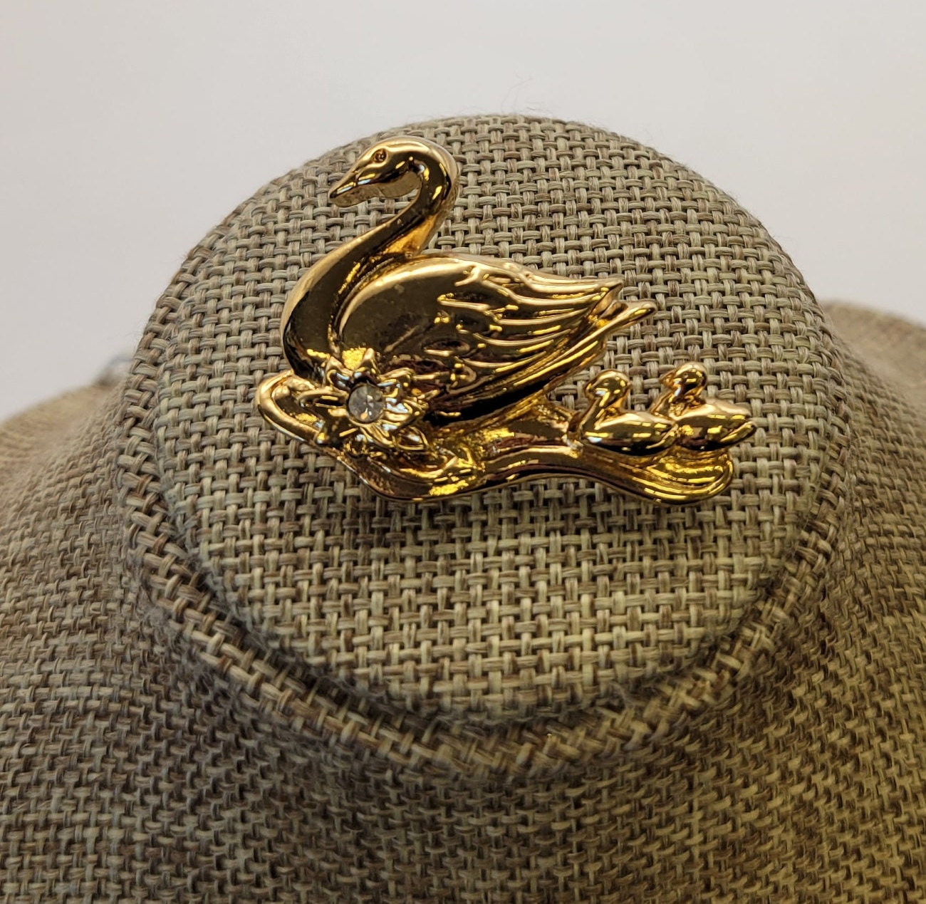Broche vintage Avon Swan - Épingle maman cygne et cygnes dorés 