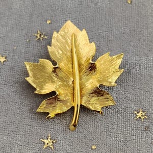 Vintage Boucher 1950s/60s Gold Ton Ahornblatt Brosche signiert Eleganter Herbst Schmuck- Detailreiches klassisches Herbstmode Accessoire K #350