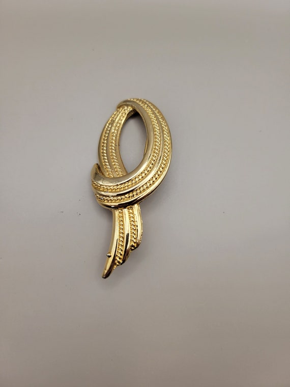 Vintage Texture Overlapping Loop Design Pin- Gold 