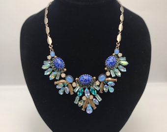 Vintage Costume Jewelry Designer Sorrelli Blue Artisan Style Geometric Shapes Bib Necklace- Blue Shades Statement Necklace K#584