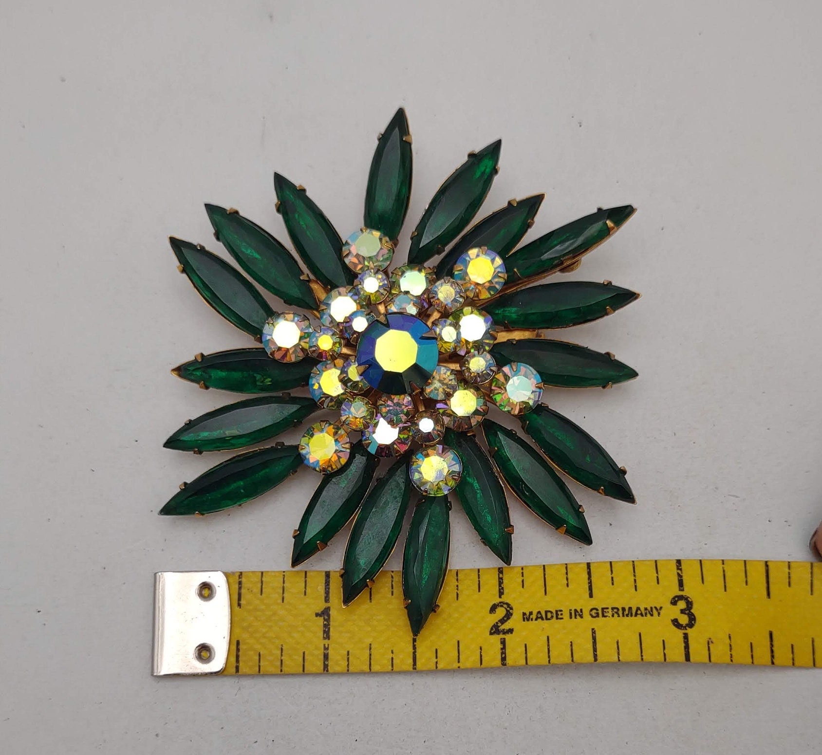 Vintage 1960s Juliana Style Brooch – Green Rhinestone Cluster Pin