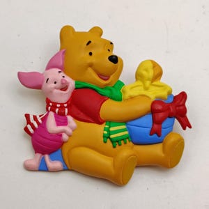 Tarjetas de Disney Hallmark Winnie The Pooh y Piglet con bufandas de invierno y un tarro de miel con broche de lazo: broche vintage de Disney Hallmark K#890