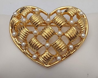 Cestino vintage intrecciato testurizzato con perle finte a forma di cuore, spilla a forma di cuore, spilla per San Valentino, matrimonio/anniversario, regalo Topper, K#1157