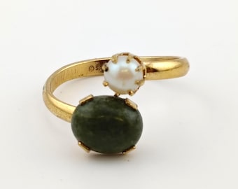Vintage 1975 Sarah Coventry Et Moi Bypass Ring Faux Pearl and Jade Gold Tone