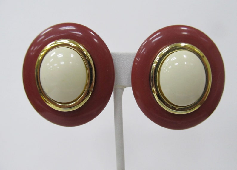 Vintage Oval Cinnamon and Cream Colored Plastic Oval Earrings Item K # 3249