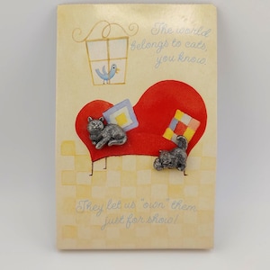 Juego de broches vintage de gato Hallmark en tarjeta. Par de broches felinos en tono plateado. Regalo "El mundo pertenece a los gatos". Regalo para mamá gata. Bonito juego de broches. K#1180.