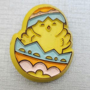 Hallmark Easter Chick Pin- Vintage Molded Plastic Easter Pin- Hallmark Pin- Vintage Easter Pin- Basket Decor- Cute Chick in Egg Pin K#110