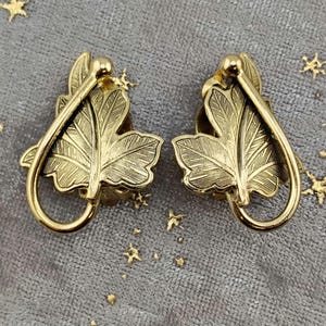 1960s Whiting & Davis Co Detailed Maple Leaf Gold Tone Clip On Earrings- Nature Inspired Designer Jewelry- Bold Statement Earrings K#265