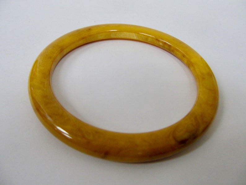 Vintage Variegated Mustard Yellow Plastic Bangle Bracelet Item K # 359