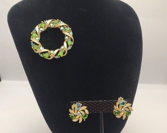 Vintage Lisner Green Iridescent Jewelry Set- Sparkling Green and Gold Tone Circle Pin- Green and Gold Tone Leaf Clip on Earrings K#839