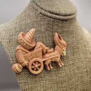1940 年代、ロバに引かれた荷車に乗ってソンブレロをかぶって眠る男性 - 非常に精巧に成形されたセルロイド ビンテージ プラスチック 子供用ノベルティ ピン K#2369