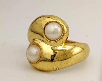 Vintage Ann Taylor Faux Pearl Bypass Ring / Gold Tone Chunky Statement Ring Size 8