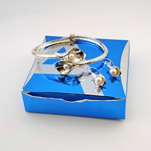 Vintage Avon Calla Lily Jewelry Set Silver Tone Hinged Cuff Bangle Dangle Earrings