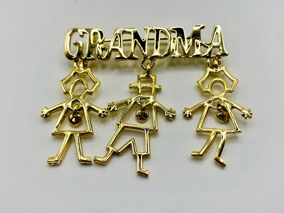 Retro Grandma Pin with Dangling Grandchildren Cha… - image 1
