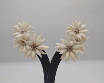 1950s Vintage Ester Williams Pool Side Earrings Soft Plastic 3D White Flower Clip on Earrings with Clear Rhinestones- Collectable K#610