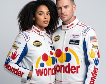 Può includere: Una giacca da corsa bianca con maniche blu, finiture rosse e la scritta Wonder in lettere rosse. La giacca mostra vari loghi di sponsor tra cui NASCAR Nextel Cup Series, Powerade e Dennit Racing, con una piccola targhetta Ricky Bobby.