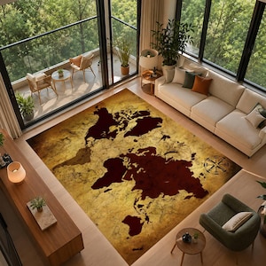 Peut inclure: Un tapis rectangulaire présentant une carte du monde de style ancien avec des continents brun foncé sur un fond texturé jaune doré marbré. Le tapis comporte un motif de rose des vents dans le coin inférieur droit de sa surface.