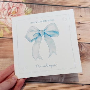Blaue alles Gute zum Geburtstagkarte der koketten Schleife. Personalisierte Geburtstagskarte mit blauer Schleife für alle Damen in deinem Leben