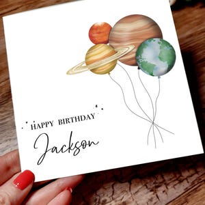 Geburtstagskarte mit Weltraum Thema. Planet Ballons, Geburtstagskarte mit personalisiertem Namen und Alter.