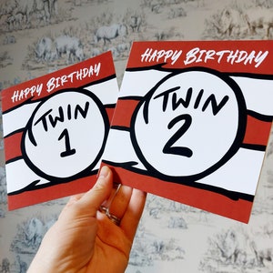 "Fun Zwillings-Geburtstagskarten - Twin 1 & Twin 2 Card Set - Red Stripe Dr. Seuss-inspiriertes Design."