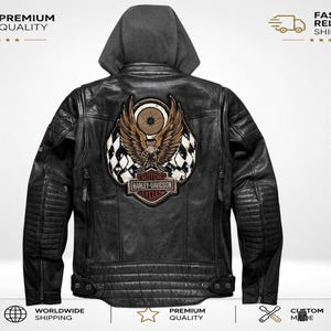 Könnte beinhalten: Eine schwarze Lederjacke mit grauer Stoffkapuze, die auf dem Rücken einen großen Aufnäher mit einem braunen Adler, einem Zielflaggenmuster und dem Schriftzug Harley-Davidson Cycles zeigt. Die Jacke hat gesteppte Schulter- und Rückenpartien.