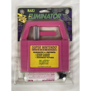 Pode incluir: Um sistema de limpeza Super Nintendo Eliminator da Naki International na cor rosa, em embalagem blister original. O kit inclui uma unidade de limpeza rosa, três cotonetes e um frasco de solução de limpeza. O rótulo lista as características e o número da patente.
