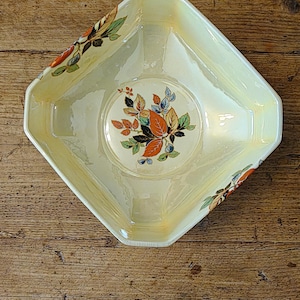 Tigela vintage rara da Avon Ware em estilo Art Déco, com brilho perolado, decorada com folhas e flores.