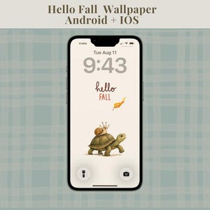 Op de afbeelding: Een smartphone met een digitale achtergrond met de tekst Hello Fall, voorzien van een bruine schildpad met een slak op het schild en een enkel vallend oranje blaadje. Het scherm toont de tijd 9:43, de datum Tue Aug 11 en pictogrammen.