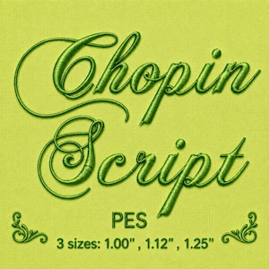 Può includere: Un file di ricamo digitale con il testo Chopin Script in un carattere corsivo verde scuro su uno sfondo verde lime chiaro. Sotto il testo sono visibili le lettere PES, seguite da 3 dimensioni: 2,54 cm, 2,84 cm, 3,18 cm.