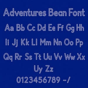 以下が含まれることがあります： 無地の青い背景に「Adventures Bean Font」と題されたデジタルフォントの表示。この書体は、AからZまでの大文字と小文字、0から9までの数字、ハイフン、スラッシュの記号に対して、白い点線の輪郭線が特徴です。