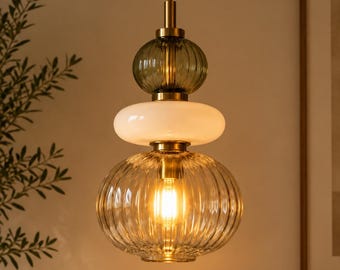 Handgeblasene Glaspendelleuchte, geripptes Olivgrün, Opal, Messingbeschläge