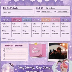 Pode incluir: Um planejador semanal BTS roxo com um cabeçalho de sete silhuetas, uma grade de horários, uma seção de metas, um post-it rosa Don't Forget, uma foto de um artista, um bastão luminoso e o texto Stay Strong, Keep Going. BORAHAE.