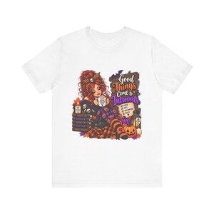 T-shirt met de tekst "Good Things Come to Introverts" | Halloweenheks, gezellig pompoen-leesontwerp