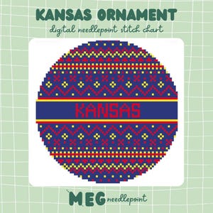 Pode incluir: Um gráfico digital de ponto de agulha para um ornamento de Kansas. O design circular apresenta um padrão pixelizado em azul marinho, vermelho e amarelo com a palavra KANSAS centralizada em vermelho. O texto KANSAS ORNAMENT digital needlepoint stitch chart é visível.