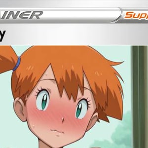 Può includere: Una carta collezionabile Pokémon con l'allenatore Misty. La carta riporta in alto la scritta Trainer e Supporter. L'illustrazione mostra un personaggio con capelli corti arancioni legati in una coda laterale, occhi verdi e viso arrossato.