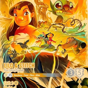 Könnte beinhalten: Eine Disney Lorcana Sammelkarte mit Lilo und Stitch und dem Text LILO & STITCH Fun-Loving Friends. Das Kunstwerk zeigt die Figuren in einer lebendigen orangefarbenen und gelben Umgebung mit Spielstatistiken, Symbolen und dem Namen des Künstlers Brett Owens.